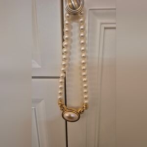 Elegant Pearl and Gold Necklace